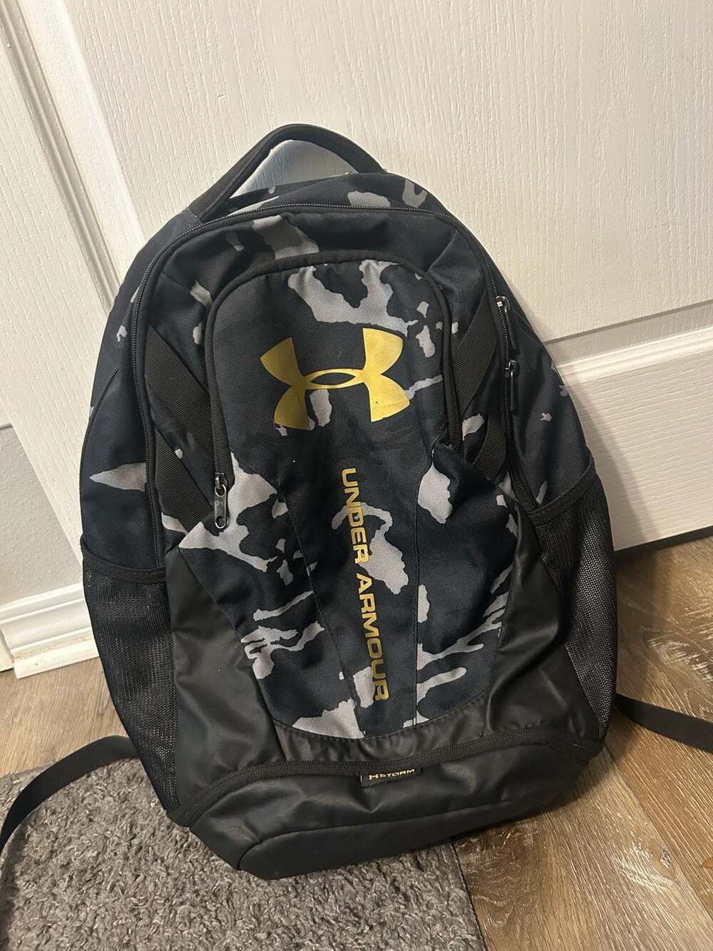 Under Armour Adult Hustle 5.0 Camo Backpack Black Metallic Gold